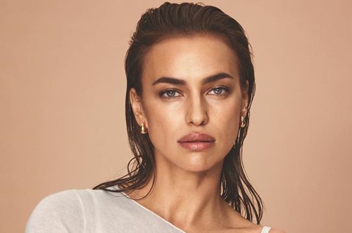 Η Ιρίνα Σάικ μόλις φόρεσε το πιο ωραίο μεταξωτό τοπ από την καινούργια συλλογή της Falconeri