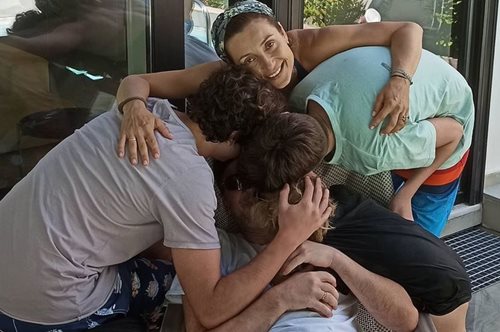 «Και η μάνα μαζί»: H Eυδοκία Ρουμελιώτη έκανε θεαματική βουτιά στην πισίνα με τον γιο της