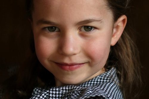 Και ξαφνικά το Twitter ανακάλυψε ότι η πριγκίπισσα Σάρλοτ είναι ολόιδια η Νταϊάνα