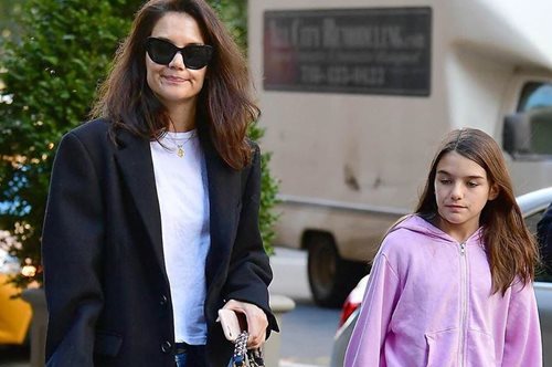 «Προσπαθεί πάση θυσία να την κρατήσει μακριά από την υπερβολική ζωή του πατέρα της»