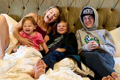 Η υπέροχη, γυμνή φωτογραφία της Κέιτ Χάντσον στη μπανιέρα αγκαλιά με την μικρή κόρη της, Ράνι