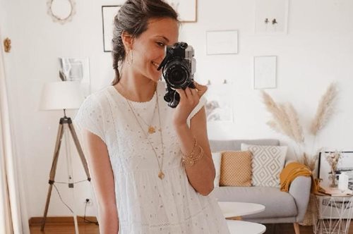 1 λευκό φόρεμα, 5 διαφορετικοί τρόποι να το φορέσεις: Οι προσθήκες που αλλάζουν τελείως το outfit