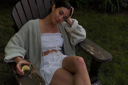 Η πιο δημοφιλής μπλούζα του καλοκαιριού δεν είναι καν μπλούζα. Και την έχεις ήδη στην ντουλάπα σου