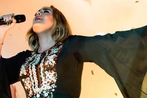 H Αντέλ φόρεσε ξανά ένα παλιό φόρεμά της και μας δείχνει πόσο αδυνάτισε- Της είναι εξαιρετικά άνετο