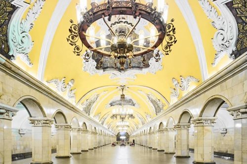 Οι απίστευτοι και πολυτελείς σταθμοί του μετρό στη Ρωσία