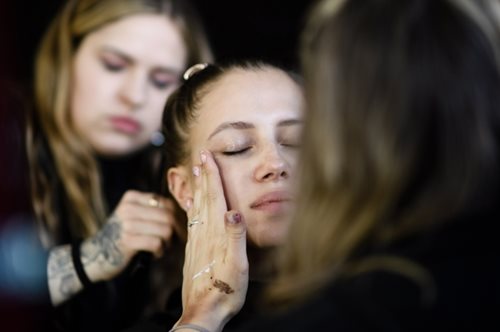 Φυσικό λίφτινγκ προσώπου μόνο με το μακιγιάζ: Δες πώς θα το κάνεις σωστά