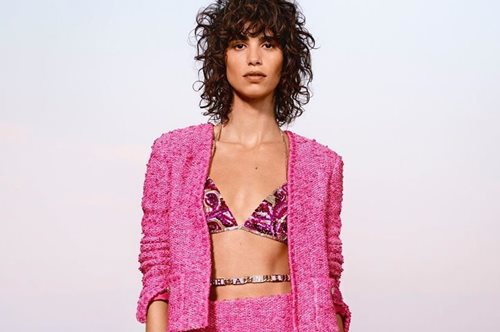 Το είχαμε ξεχάσει: O oίκος Chanel επαναφέρει ένα από τα πιο φορεμένα αξεσουάρ των 90's