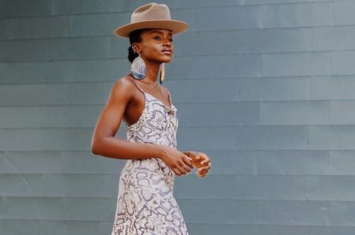 Αυτό το στυλ φορεμάτων κυριαρχεί σε όλες τις εξόδους: Το λατρεύουν οι στιλάτες γυναίκες