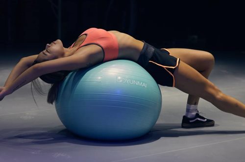 Τo workout που ανορθώνει και συσφίγγει φυσικά το στήθος σε μόλις 3 εβδομάδες 