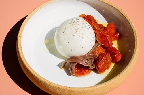 Ένα νέο bistro στο Παγκράτι με πεντανόστιμο, φίνο μενού απευθύνεται σε όσους λατρεύουν το κρασί