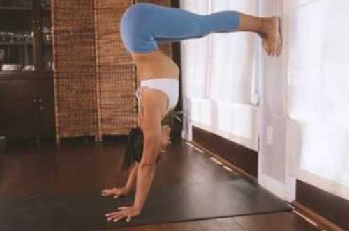 Πώς να σταθείτε με τα χέρια στο πάτωμα και τα πόδια στον τοίχο: Είναι θέμα τεχνικής και θέλησης 