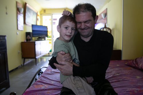 «Τόση αγάπη δεν έχω δεχθεί ποτέ»: Η οικογένεια προσφύγων που φρόντισε τον Έλληνα σπιτονοικοκύρη της