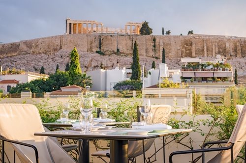 Το αθηναϊκό εστιατόριο με τη μοναδική θέα επέστρεψε στον γαστριμαργικό χάρτη της πόλης 