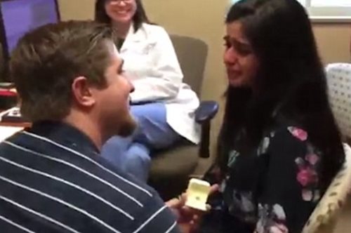 Έκανε πρόταση γάμου στην κωφή σύντροφό του, όταν εκείνη άκουσε για πρώτη φορά