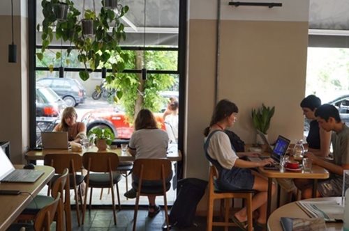 Στο ρομαντικά «αφελές» Naif θα αράξεις με την παρέα σου σε πολύχρωμες καρέκλες 