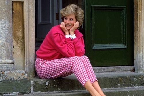 Πολύ μπροστά από την εποχή:5 φορές που η πριγκίπισσα Νταϊάνα τους άφησε όλους άφωνους με το στυλ της