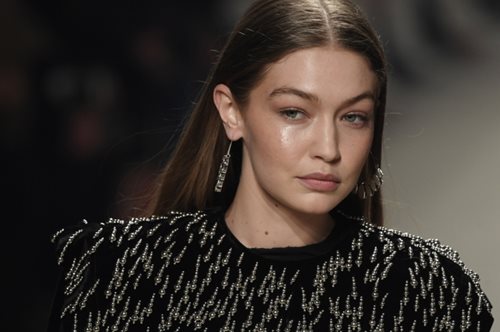 «Μιλάμε για την τέλεια οφθαλμαπάτη»: Το τρικ της Τζιτζί Χαντίν για να κρύβει την εγκυμοσύνη της