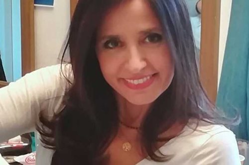 Σα να μην πέρασε μία μέρα: Η Βάσω Γουλιελμάκη ποζάρει με μαύρο μπικίνι δίπλα στη θάλασσα