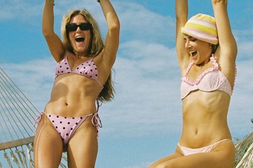 Δε θα το φανταζόσουν. Αυτό είναι το απρόσμενα ιδανικό μπικίνι για τις γυναίκες με μικρό στήθος