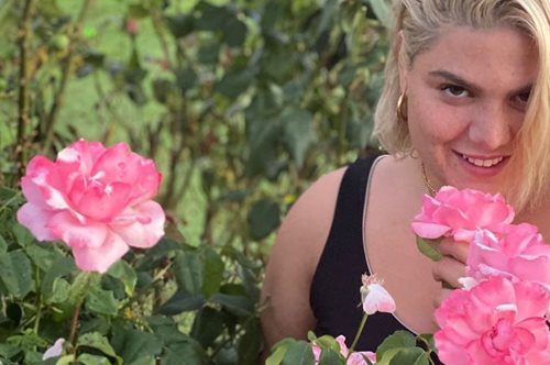 Η Δανάη Μπάρκα βρίσκεται στη Μήλο και ποζάρει με γαλάζιο μπικίνι και χωρίς καθόλου ρετούς