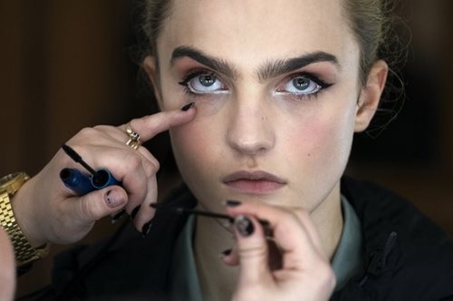 Μετά τα 45: Αισθητικός των celebrities αποκάλυψε το συχνό λάθος που κάνουμε με την επιδερμίδα μας