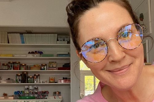 «Προσπαθώ σκληρά να μη γίνω σαν λεωφορείο»: Ντρου Μπάριμορ για άσκηση και διατροφή στα 45 της