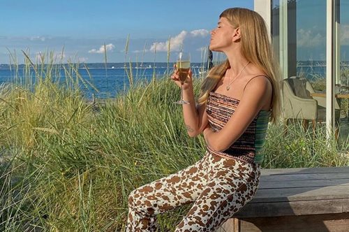 Οι διαχρονικές παντόφλες που, με έναν περίεργο τρόπο, ταιριάζουν με ό,τι κι αν φορέσεις