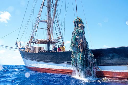 103 τόνοι πλαστικού ανασύρθηκαν από τη θάλασσα: Η μεγαλύτερη αποστολή καθαρισμού στην ιστορία