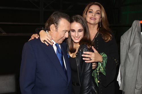 Αγνώριστος ο Τόλης Βοσκόπουλος σε νέα φωτογραφία με την Άντζελα Γκερέκου: Σε ταβέρνα της Χαλκίδας