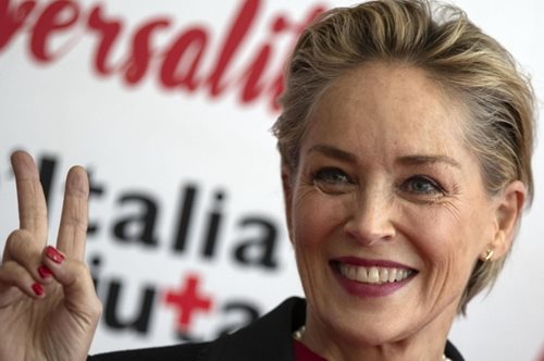 Ποια 62; Η Σάρον Στόουν με το νέο της κούρεμα γύρισε τον χρόνο τρεις δεκαετίες πίσω