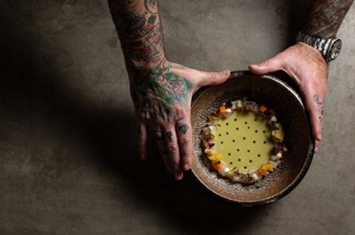 Το νέο εστιατόριο του Δημήτρη Κατριβέση στην Τήνο είναι ένα γευστικό θαύμα πάνω στη θάλασσα