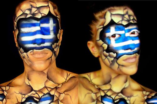 Η μακιγιέζ που κάνει την ελληνική σημαία έργο τέχνης στο πρόσωπό της