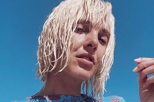 Με το πιο ωραίο ολόσωμο μαγιό σε ερημική παραλία: Η Τάμτα μας θύμισε κάτι από τα 90s