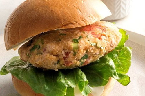 Burger με Τόνο Κονσέρβας: Ένα καλοκαιρινό, ανάλαφρο και πολύ νόστιμο πιάτο 
