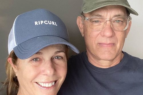 Ο Τομ Χανκς και η Ρίτα Γουίλσον έφτασαν στην Πάρο λίγες μέρες μετά τα 64α γενέθλια του ηθοποιού