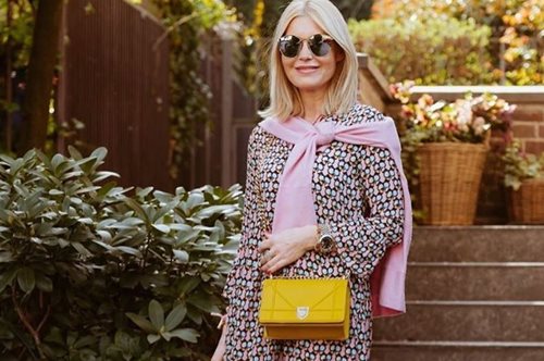 Τα ιδανικά φορέματα γα να κρύψουμε την κοιλίτσα: Μια YouTuber άνω των 40 συμβουλεύει 