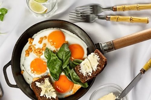 Ψωμί, αυγά και τυρί στο ίδιο τηγάνι: Το ελληνικό brunch κερδίζει όλα τα άλλα 