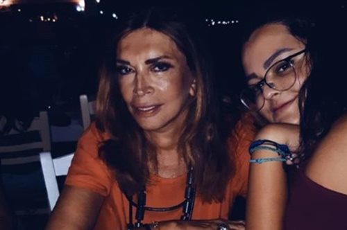 «Μαγιό και σκύλος, ασορτί»: Η Μιμή Ντενίση ποζάρει για τον φακό της κόρης της στην παραλία 