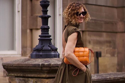 Οι fashion editors άνω των 40 κάνουν τις αγορές τους από αυτά τα 5 μέρη: Η φινέτσα στο τσεπάκι