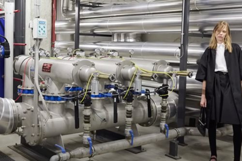 Ο οίκος Prada παρουσίασε τη Resort 2021 συλλογή του με τον πιο ανορθόδοξο τρόπο