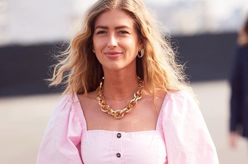 Αν έχεις σωματότυπο μήλο: Αυτό είναι το ιδανικό στυλ καλοκαιρινού φορέματος για γυναίκες με καμπύλες