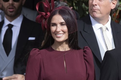 «Ο Μπρους Γουίλις το διάλεξε»: Η Ντέμι Μουρ εξηγεί γιατί είναι τόσο κιτς και άσχημο το μπάνιο της