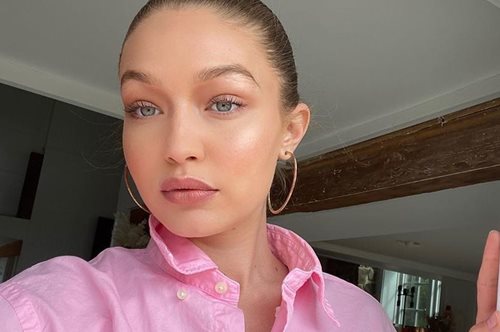 H Τζίτζι Χαντίντ δείχνει για πρώτη φορά τη φουσκωμένη κοιλιά της και εξηγεί γιατί την έκρυβε