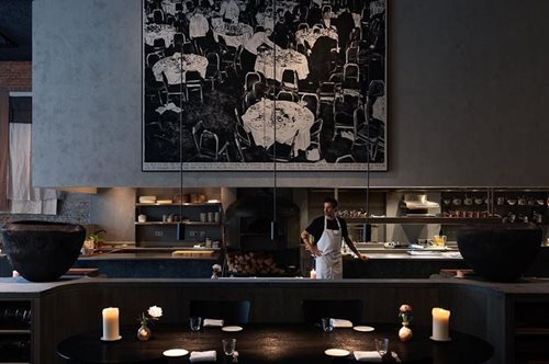 Στο υπέροχο Le Pristine στην Αμβέρσα: Η τέχνη της βραδύτητας σκιαγραφείται με καθαρές γραμμές