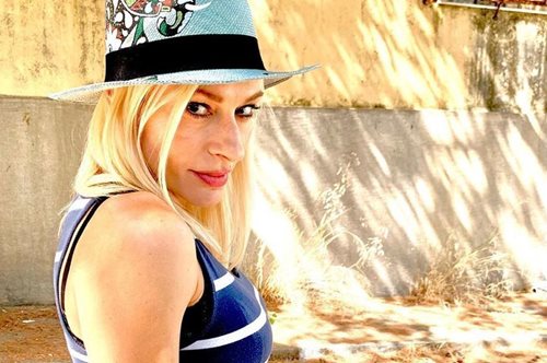 Η Ζέτα Δούκα φωτογραφίζεται στην παραλία και δείχνει τα σημάδια από την επέμβασή της