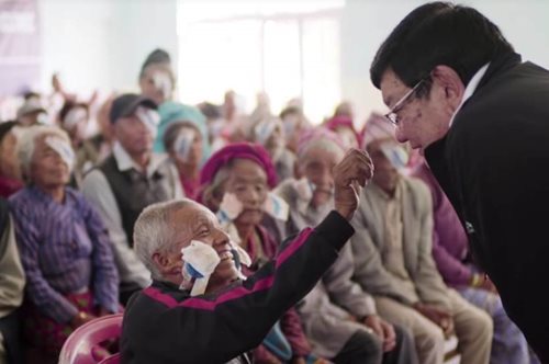 «Χτες ήταν τυφλοί, σήμερα βλέπουν»: Ο γιατρός που έχει αποκαταστήσει την όραση 130.000 άπορων