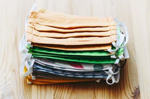 Ηλίας Μόσιαλος: «Φοράμε τη μάσκα όπως τα εσώρουχα». Ο σωστός τρόπος και τα λάθη που κάνουμε ακόμα