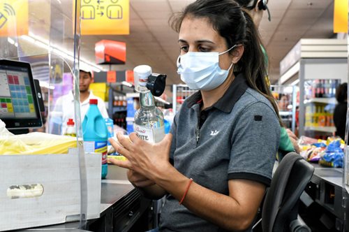 Υποχρεωτική η χρήση μάσκας στα σουπερμάρκετ για όλους από σήμερα: Οι ποινές για παραβάτες