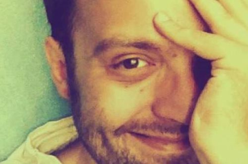 «Φοράω μάσκα γιατί έχω αρχή προγουλιού και μηδέν λεφτά για πλαστική»: Ο Αύγουστος Κορτώ τρολάρει