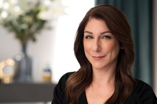 Makeup artist με Πάρκινσον σχεδίασε οικονομικά προϊόντα μακιγιάζ για γυναίκες με κινητικές δυσκολίες